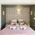 La Petite Yourhosthelper * Grimaud