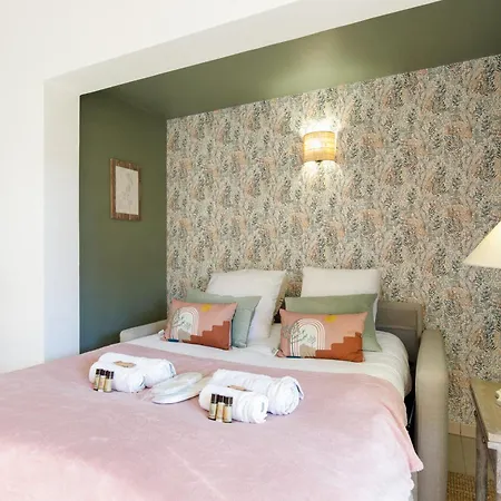 La Petite Yourhosthelper