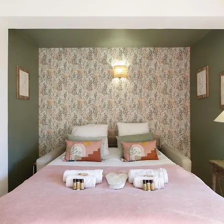 La Petite Yourhosthelper * Grimaud