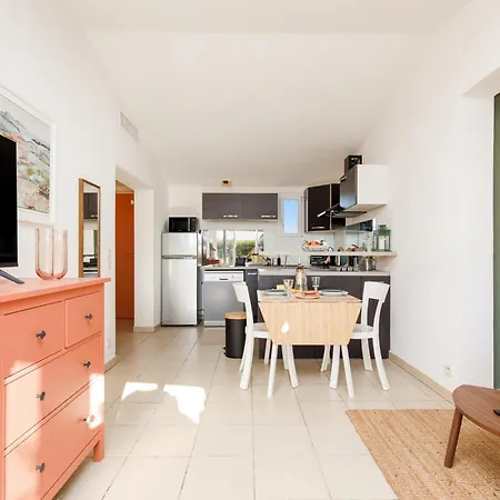 La Petite Yourhosthelper * Grimaud