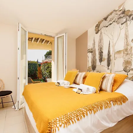 La Petite Yourhosthelper *